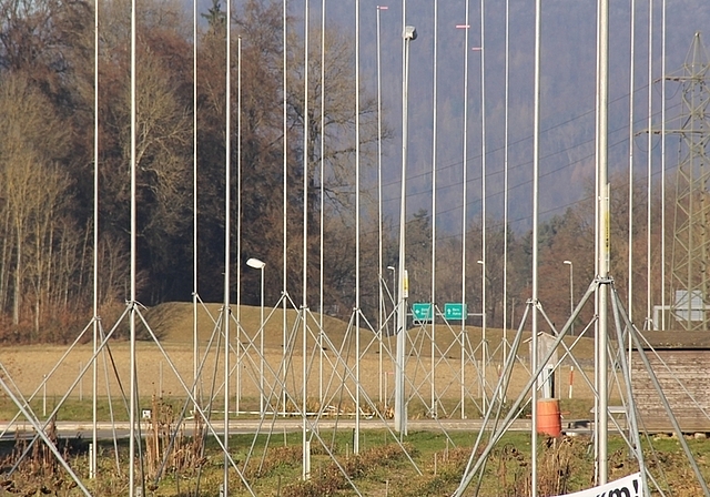 An der Othmarsingerstrasse: Profilstangen für 83 Wohnungen der Überbauung «Auf Wellenlänge». Foto: AG