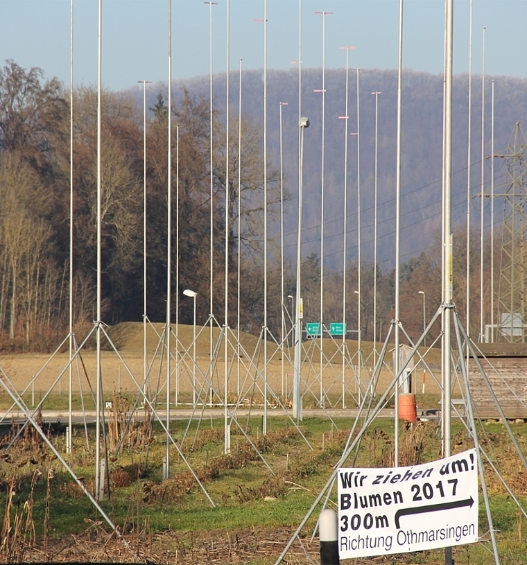 An der Othmarsingerstrasse: Profilstangen für 83 Wohnungen der Überbauung «Auf Wellenlänge». Foto: AG