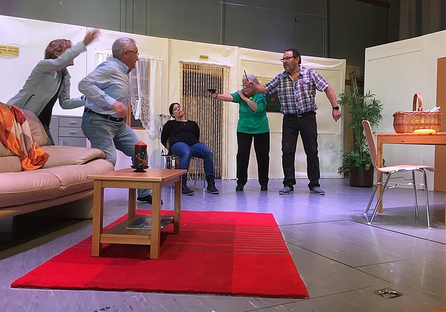 Gefährliche Situation: Heimleiterin Baggenstos (Fabienne Knobel) Kommissar Vögeli (Walter Deubelbeiss), Schwester Tanja (Nicole Valenkamp), Emmi Kunz (Berti Umiker) und Diamantendieb Kurt Schwarz (Kurt Glatzfelder) (von links).