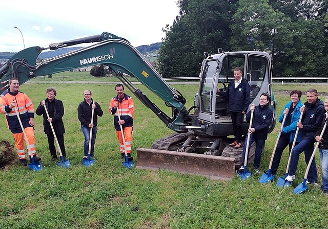 Symbolischer Start: Bauamtsmitarbeiter, Architekt und der vollzählige Gemeinderat am Spatenstich des neuen Meisterschwander Werkhofes im Gebiet Basmätteli. Foto: Fritz Thut