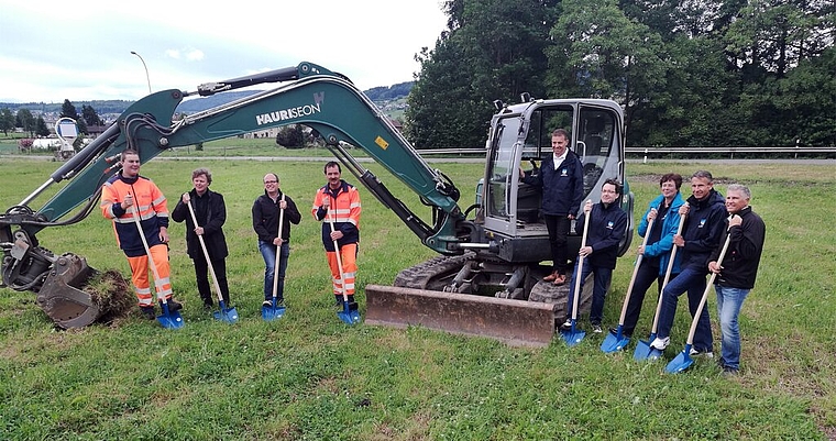 Symbolischer Start: Bauamtsmitarbeiter, Architekt und der vollzählige Gemeinderat am Spatenstich des neuen Meisterschwander Werkhofes im Gebiet Basmätteli. Foto: Fritz Thut