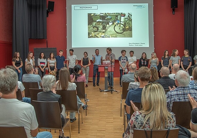 <em>Applaus für die Teams:</em> Die Besucher waren erstaunt ob der Vielfalt der Projekte, die von den 13 Schülerinnen und Schülern präsentiert wurden. Fotos: Peter Winkelmann
