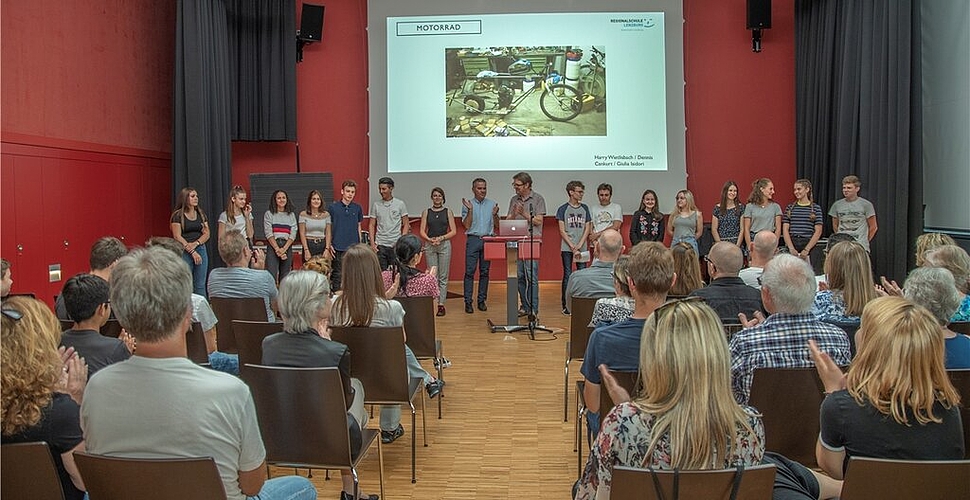 <em>Applaus für die Teams:</em> Die Besucher waren erstaunt ob der Vielfalt der Projekte, die von den 13 Schülerinnen und Schülern präsentiert wurden. Fotos: Peter Winkelmann
