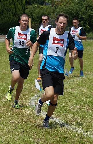 <em>Endspurt:</em> Fabian Hayoz (Nr.7) wird vor dem Ziel von Urs Wyder (Nr.38) überholt.