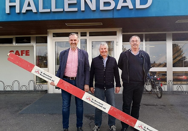 <em>Froh, dass es mit Hallenbad-Sanierung nun losgeht:</em> Gemeinderat und Baukommissionspräsident Erich Lüdi, Gemeindeammann Hans Peter Dössegger und Planer Thomas Weber. Foto: Fritz Thut