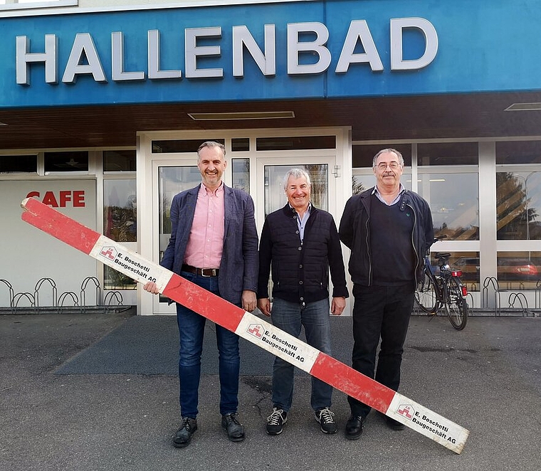 <em>Froh, dass es mit Hallenbad-Sanierung nun losgeht:</em> Gemeinderat und Baukommissionspräsident Erich Lüdi, Gemeindeammann Hans Peter Dössegger und Planer Thomas Weber. Foto: Fritz Thut