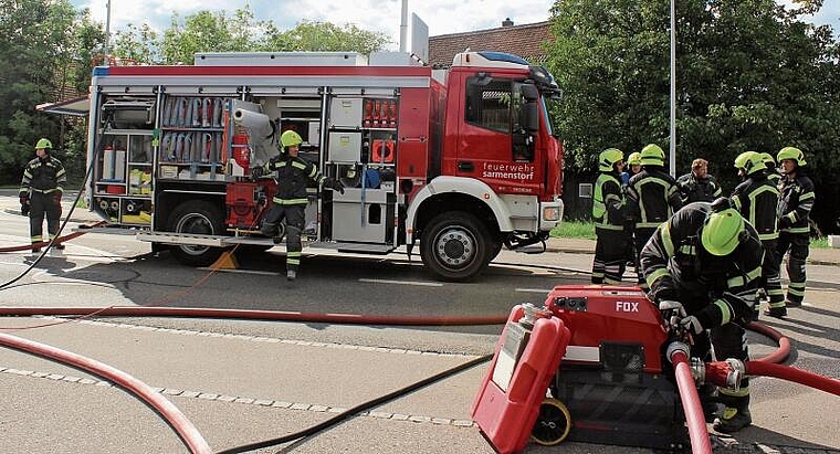 Effizienter Grosseinsatz: Mitglieder der Feuerwehr Sarmenstorf an der Hauptübung. Foto: Alexander Studer