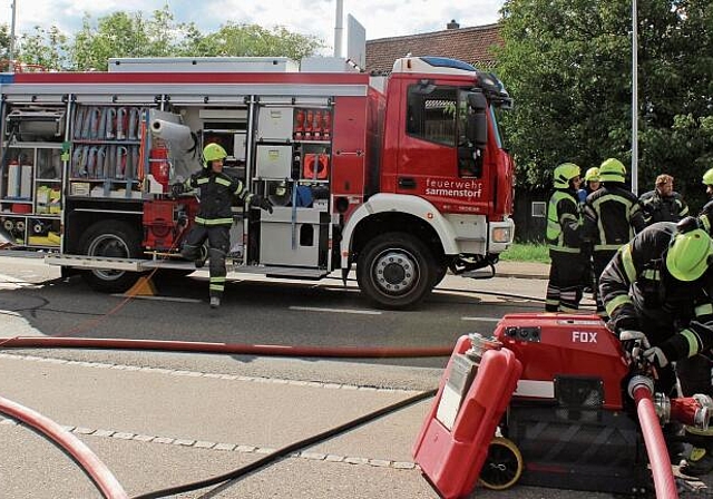 Effizienter Grosseinsatz: Mitglieder der Feuerwehr Sarmenstorf an der Hauptübung. Foto: Alexander Studer