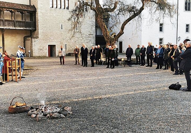 Feierlicher Rahmen: Die Teilnehmer am Festakt 850 Jahre Kaiser Barbarossa lauschen im Schlosshof Angela Dettling. Foto: Fritz Thut
