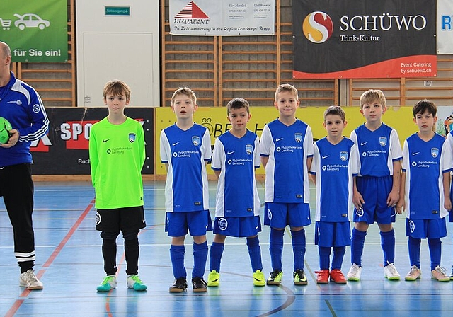 Warten auf den Anpfiff: Junioren-Hallenfussballturnier in Lenzburg. Foto: zvg