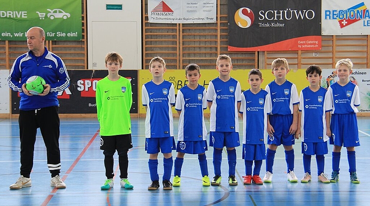 Warten auf den Anpfiff: Junioren-Hallenfussballturnier in Lenzburg. Foto: zvg
