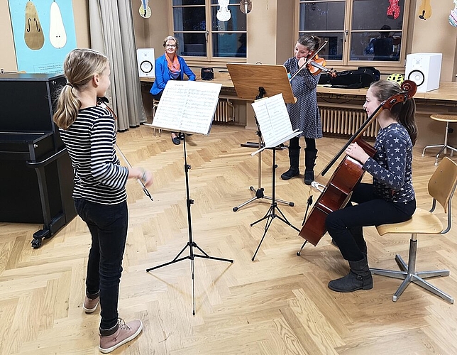 <em>Zweckmässige Musikzimmer:</em> Streicherinnen beim Einspielen für die Einweihungsfeier. <em>Zweckmässige Musikzimmer:</em> Streicherinnen beim Einspielen für die Einweihungsfeier.