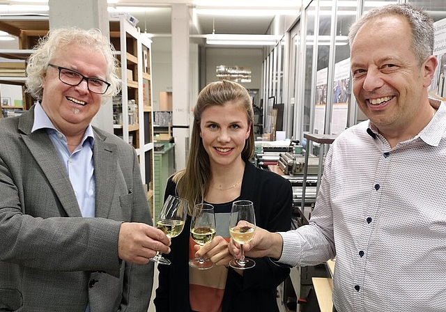 <em>Anstossen auf ein gelungenes Werk:</em> Seetaltourismus-Präsident René Bossard, Drachental-Projektleiterin Marianne Naunheim und ihr Vorgänger Rafael Enzler am Dankes-Apéro im Atelier Weiss- und Schwarzkunst in Hochdorf. Foto: Fritz Thut