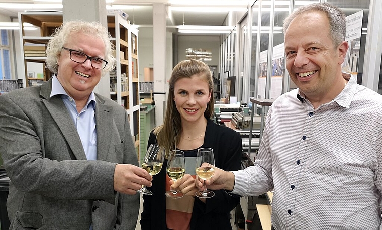 <em>Anstossen auf ein gelungenes Werk:</em> Seetaltourismus-Präsident René Bossard, Drachental-Projektleiterin Marianne Naunheim und ihr Vorgänger Rafael Enzler am Dankes-Apéro im Atelier Weiss- und Schwarzkunst in Hochdorf. Foto: Fritz Thut