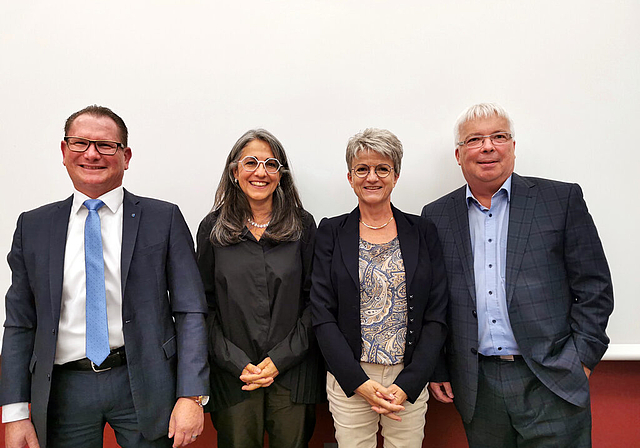 Diskutierten über die Abschaffung der Schulpflege: Rolf Jäggi und Kathrin Scholl auf der Pro-Seite, Maya Bally und Urs Wiederkehr dagegen. Foto: Fritz Thut