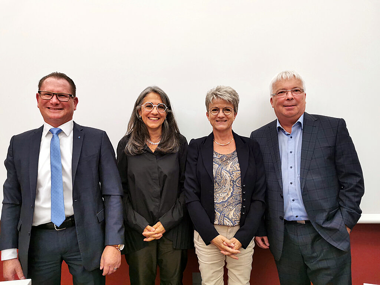 Diskutierten über die Abschaffung der Schulpflege: Rolf Jäggi und Kathrin Scholl auf der Pro-Seite, Maya Bally und Urs Wiederkehr dagegen. Foto: Fritz Thut
