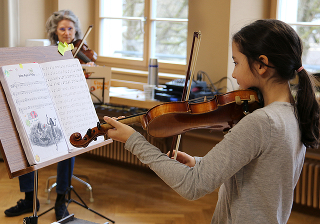 Übung macht den Meister: Eine Schülerin der Musikschule Lenzburg beim Geigenunterricht. Foto: Romi Schmid 