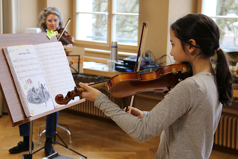 Übung macht den Meister: Eine Schülerin der Musikschule Lenzburg beim Geigenunterricht. Foto: Romi Schmid 