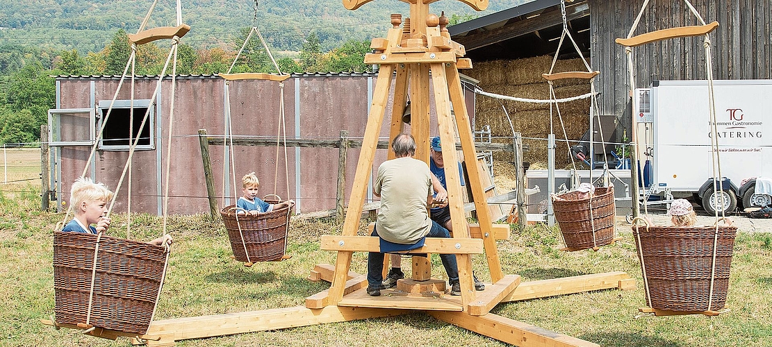 Auch die Kleinen hatten ihren Spass auf dem Korbkarusssell.Foto: Peter Winkelmann Auch die Kleinen hatten ihren Spass auf dem Korbkarusssell.Foto: Peter Winkelmann