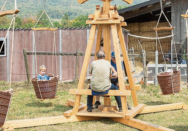 Auch die Kleinen hatten ihren Spass auf dem Korbkarusssell.Foto: Peter Winkelmann
