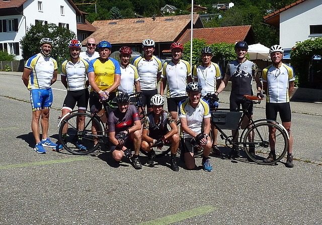Gruppenfoto mit Rekordmann: Auch der mittlerweile 83-jährige Pius Zimmermann (kniend, rechts) war von Egliswil aus auf grosser Tour der Militärradfahrer. Foto: zvg