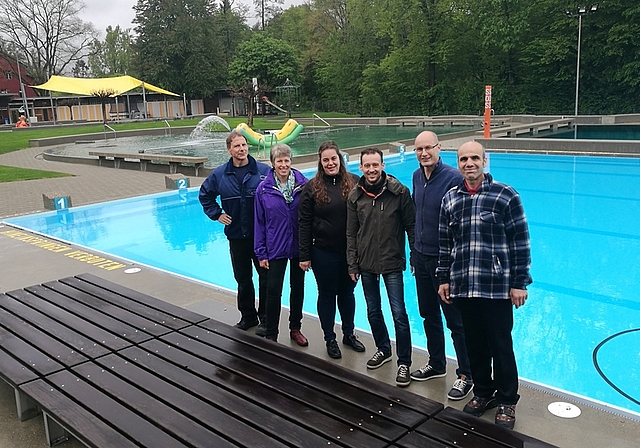 Bereit für die neue Saison: Das Team der Badi Lenzburg mit Erwin Wiedmer (Vize-Badmeister), Annegret Hirschi (Kasse), Caroline Kunz und Rolf Müller (Restaurant), Christof Hübscher (Badmeister), Benan Hannah (Reinigung).Foto: Fritz Thut