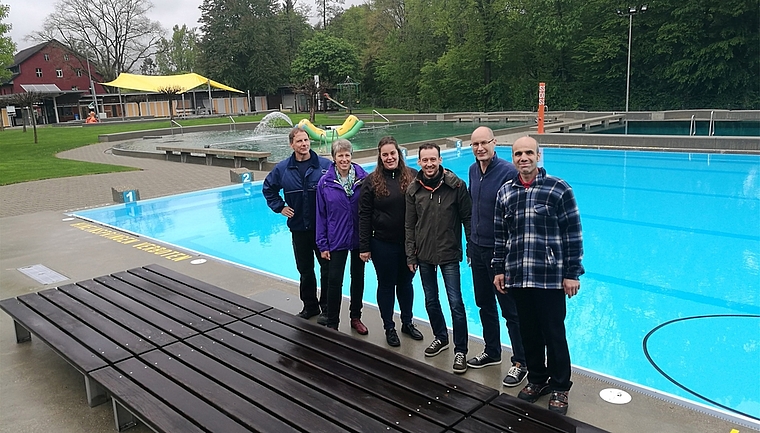 Bereit für die neue Saison: Das Team der Badi Lenzburg mit Erwin Wiedmer (Vize-Badmeister), Annegret Hirschi (Kasse), Caroline Kunz und Rolf Müller (Restaurant), Christof Hübscher (Badmeister), Benan Hannah (Reinigung).Foto: Fritz Thut