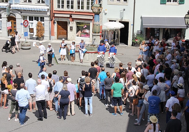 <em>Begrüssung auf dem Metzgplatz:</em> 152 Neuzuzüger warten gespannt, was kommen soll. Foto: AG