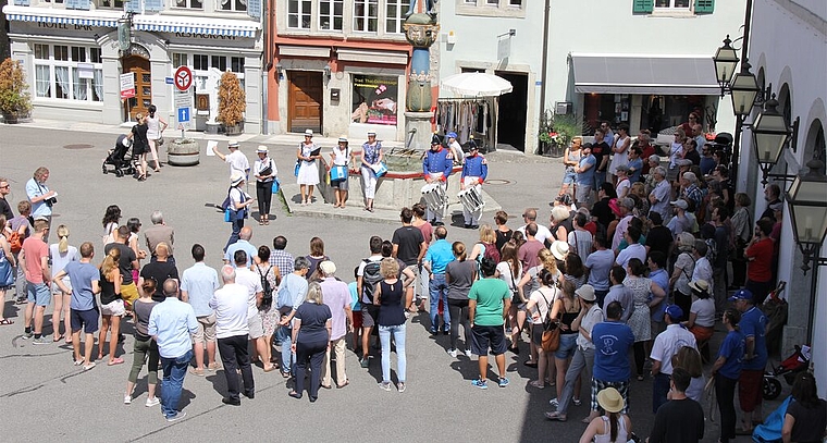 <em>Begrüssung auf dem Metzgplatz:</em> 152 Neuzuzüger warten gespannt, was kommen soll. Foto: AG