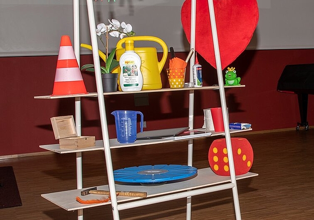 <em>Zeigen Lernfelder der Kinder auf:</em> Gegenstände aus der Schatztruhe. Foto: Peter Winkelmann