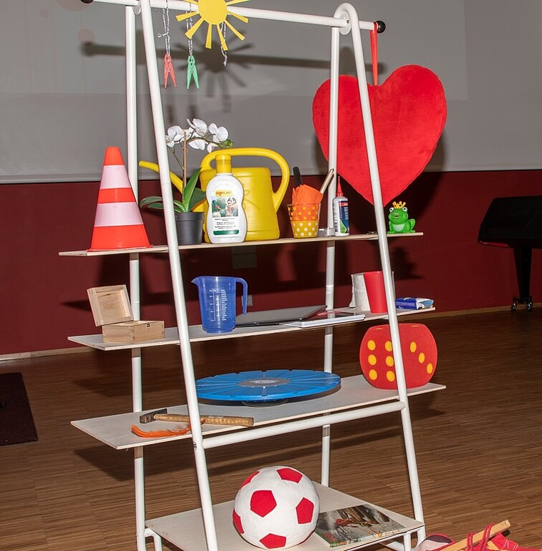 <em>Zeigen Lernfelder der Kinder auf:</em> Gegenstände aus der Schatztruhe. Foto: Peter Winkelmann