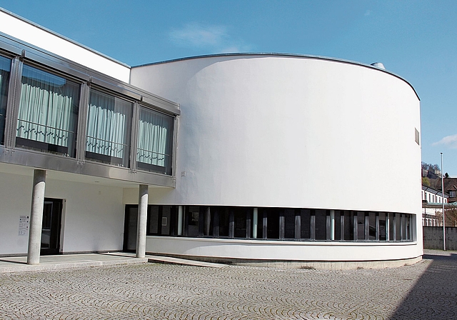 Das bisherige Ritrovo neben dem Kirchturm: Wurde zum Lunch & Café «eifach» umgestaltet.Foto: zvg