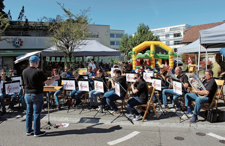 Musikalische Unterhaltung für die Grossen und Kroki-Hüpfburg für die Kleinen.Foto: Debora Hugentobler
