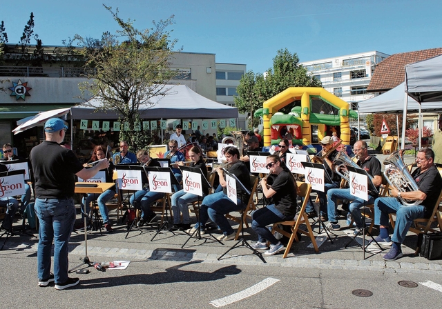 Musikalische Unterhaltung für die Grossen und Kroki-Hüpfburg für die Kleinen.Foto: Debora Hugentobler
