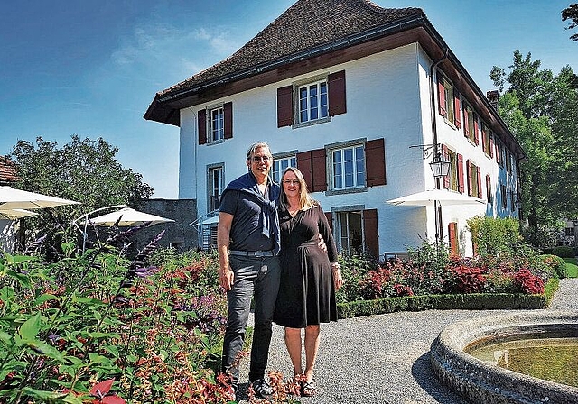 Gastgeber auf Schloss Lenzburg: Geschäftsleiterpaar René Marty und Christine Ziegler im Schlossgarten vor dem Bernerhaus. Foto: Fritz Thut