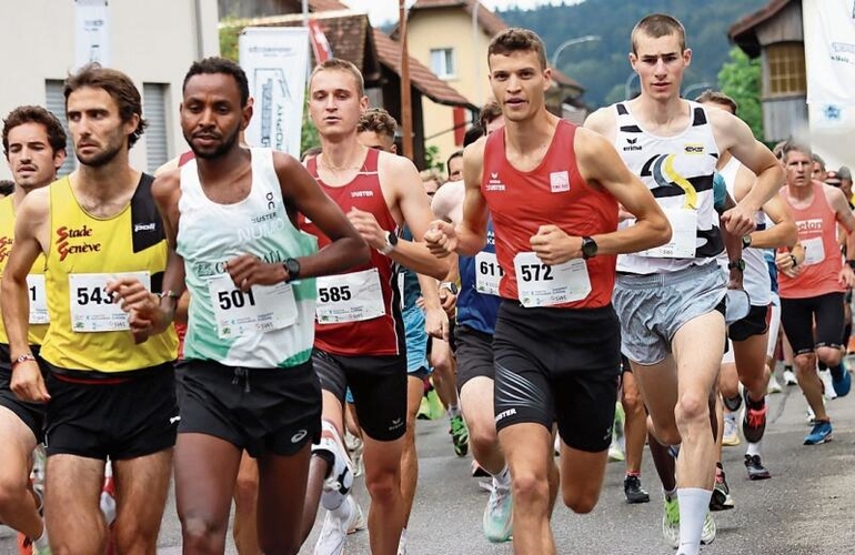 Los gehts: Die Athletinnen und Athleten setzen sich in Bewegung.Foto: Romi Schmid