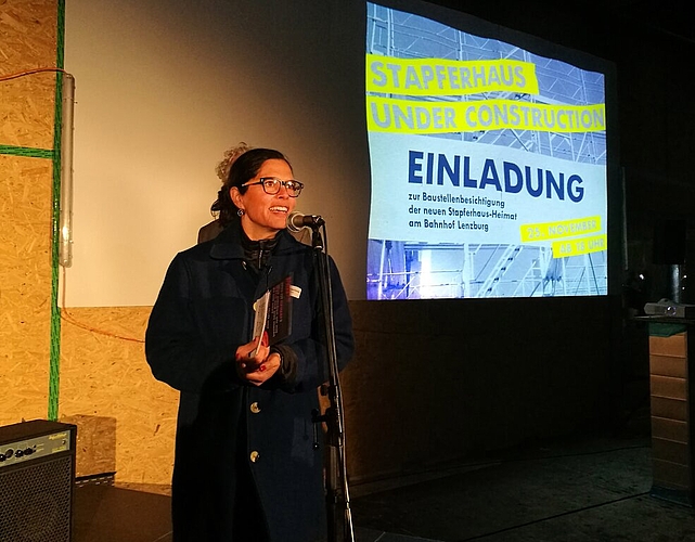 Konnte über 300 Gäste begrüssen: Stapferhaus-Leiterin Sibylle Lichtensteiger im Rohbau beim Bahnhof. Foto: Fritz Thut