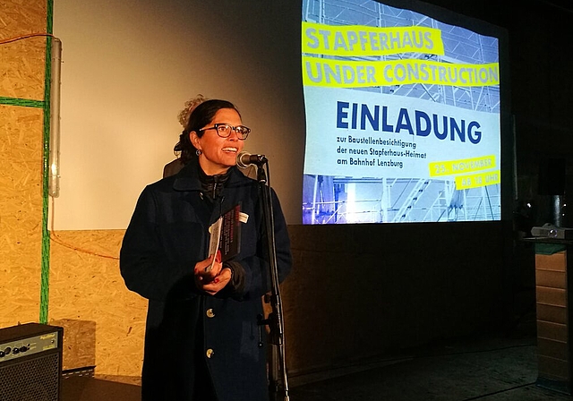 Konnte über 300 Gäste begrüssen: Stapferhaus-Leiterin Sibylle Lichtensteiger im Rohbau beim Bahnhof. Foto: Fritz Thut