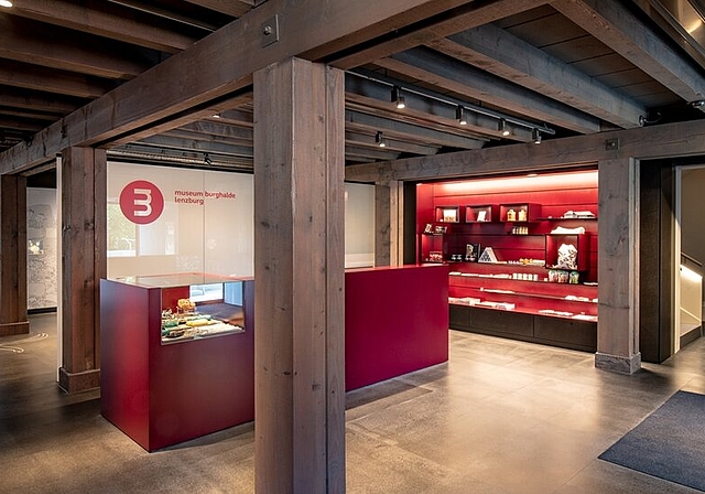 <em>Frischer und zeitgemässer Empfang:</em> Der Eingangsbereich des neuen Museums Burghalde in Lenzburg. Foto: Simon von Gunten
