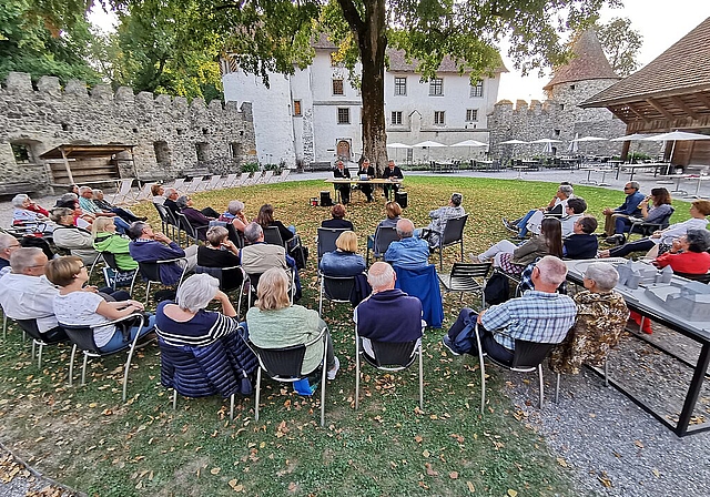 Verhandlung im Schlosshof: Zweites «Schlossgericht» der Gesellschaft zum Falken und Fisch, diesmal zu Bernhard Matter. Foto: Fritz Thut