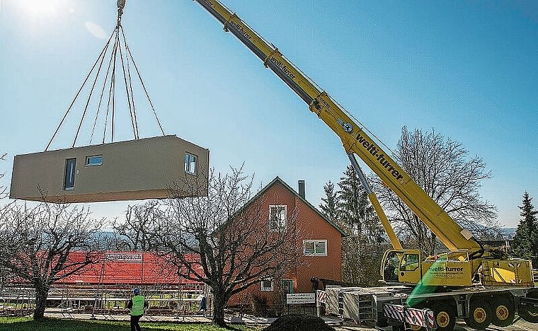 Schwebend: Die Vorbereitungen für den Lufttransport dauerten wesentlich länger als die Züglete vom Sattelschlepper auf das vorbereitete Schraubfundament. Foto: Peter Winkelmann