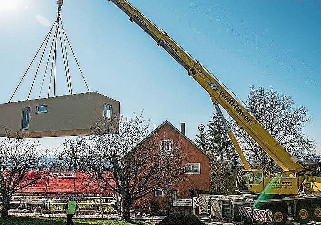 Schwebend: Die Vorbereitungen für den Lufttransport dauerten wesentlich länger als die Züglete vom Sattelschlepper auf das vorbereitete Schraubfundament. Foto: Peter Winkelmann