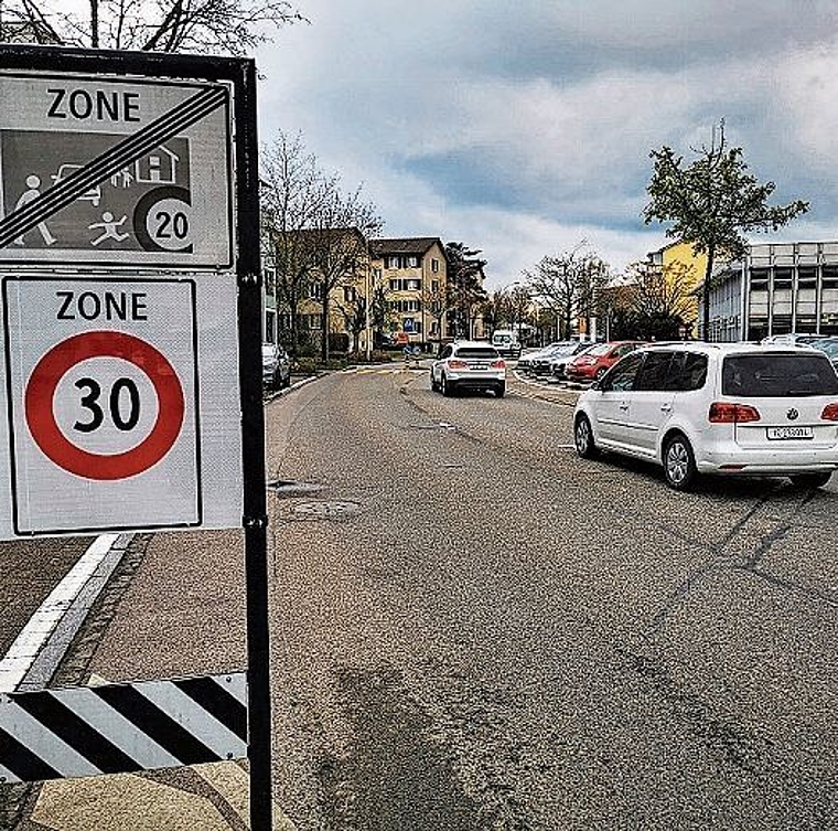 Sorgt für weniger Lärm: Tempo-30-Signalisation an der Murackerstrasse. Foto: Fritz Thut