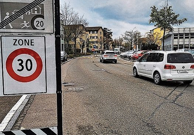 Sorgt für weniger Lärm: Tempo-30-Signalisation an der Murackerstrasse. Foto: Fritz Thut