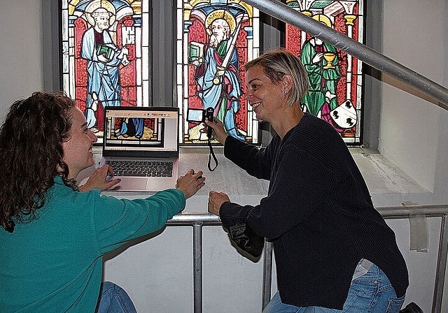 Verstehen sich fantastisch:  Aline Dold (rechts) und Friederike Szlosze in der Staufbergkirche. Foto: Alfred Gassmann