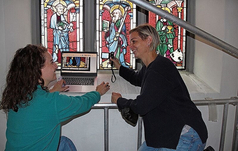 Verstehen sich fantastisch:  Aline Dold (rechts) und Friederike Szlosze in der Staufbergkirche. Foto: Alfred Gassmann