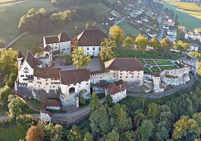 Schloss Lenzburg: Ein Rundgang durch die  Schlossanlage lässt die Besucher Geschichte hautnah erleben.  Foto: Jürg Zimmermann/Museum Aargau
