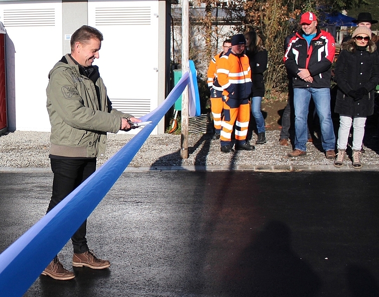 Gemeindepräsident Ueli Haller schneidet das Band durch. (Ast)