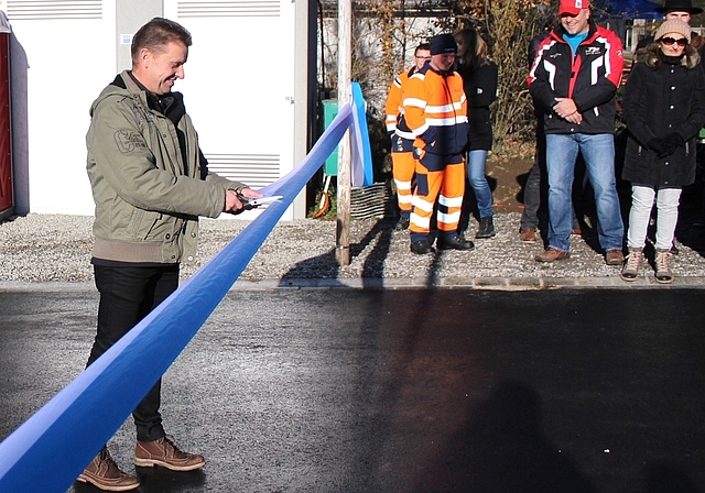 Gemeindepräsident Ueli Haller schneidet das Band durch. (Ast)
