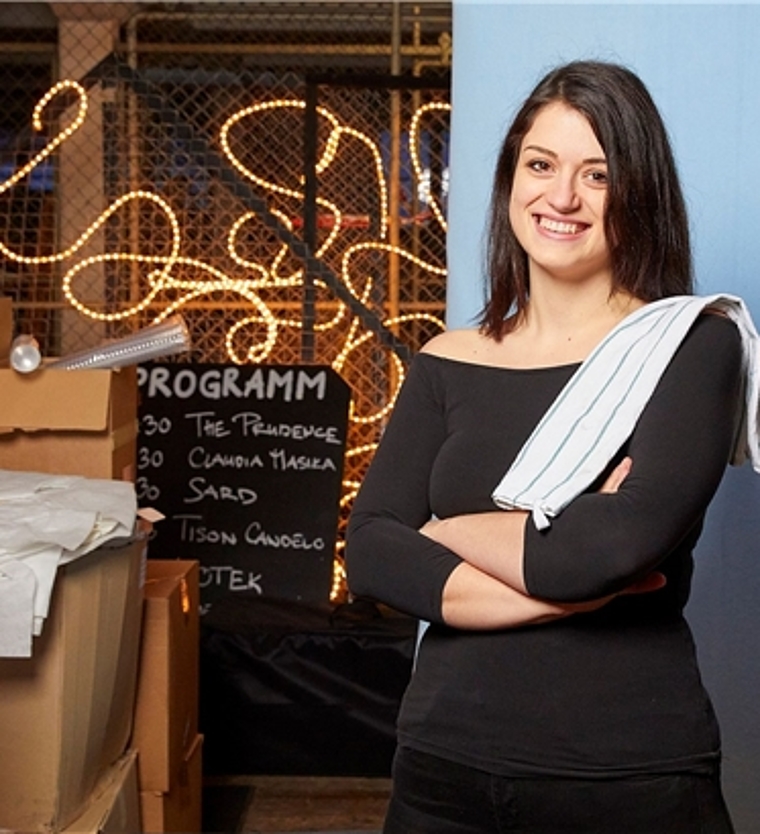 Freut sich über den kostenlosen Museumseintritt: Ana Schoch, Kulturfreiwillige am Metschgplatsch-Openair. Foto: zvg